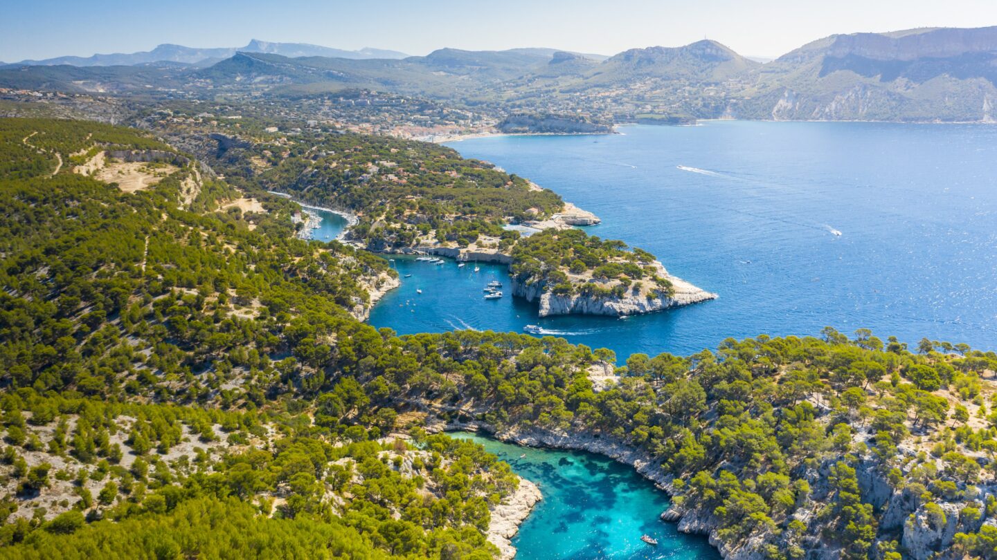 Vue aerienne d'une calanque turquoise et du littoral provencal boise pres de Cassis
