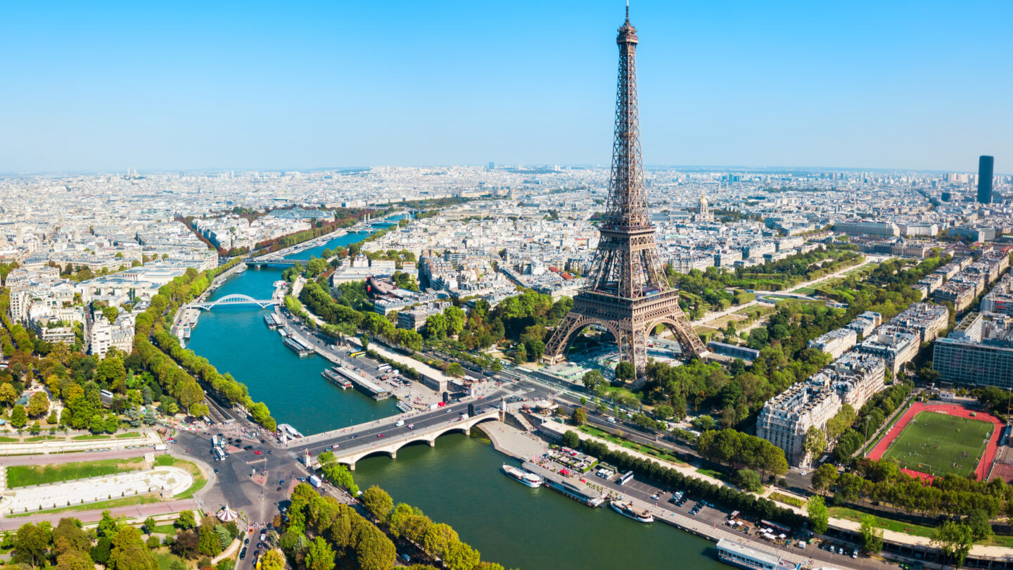 La tour Eiffel et Paris de jour