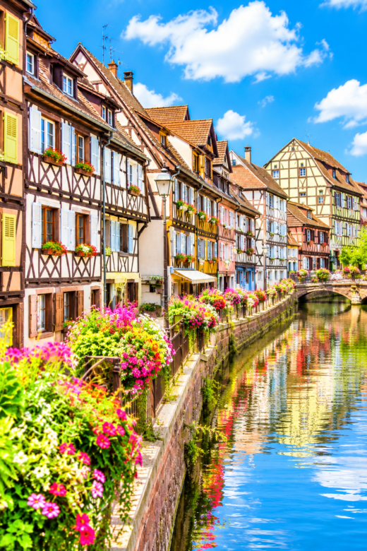 DES MAISONS A COLOMBAGES