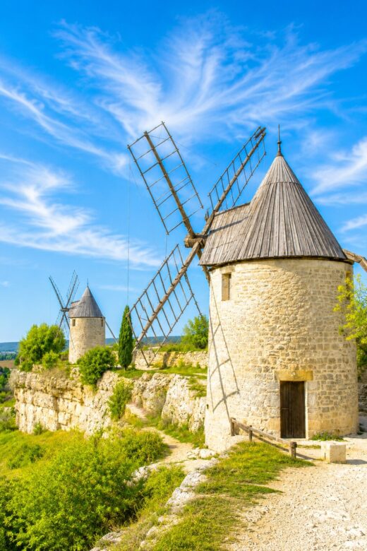 Les mysterieux moulins de Fontvieille